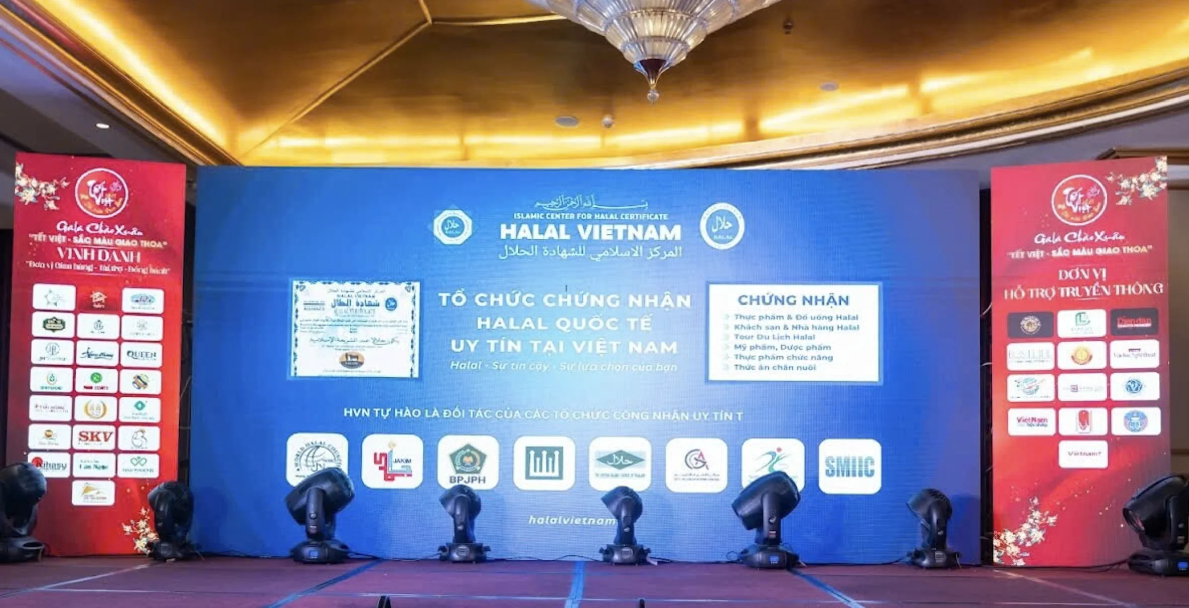 Sân khấu sự kiện Gala Chào Xuân với backdrop Halal Việt Nam