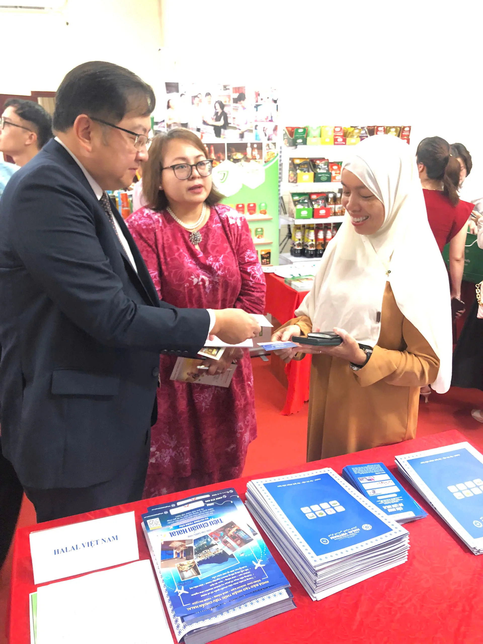Gian hàng trưng bày sản phẩm và tài liệu Halal Việt Nam