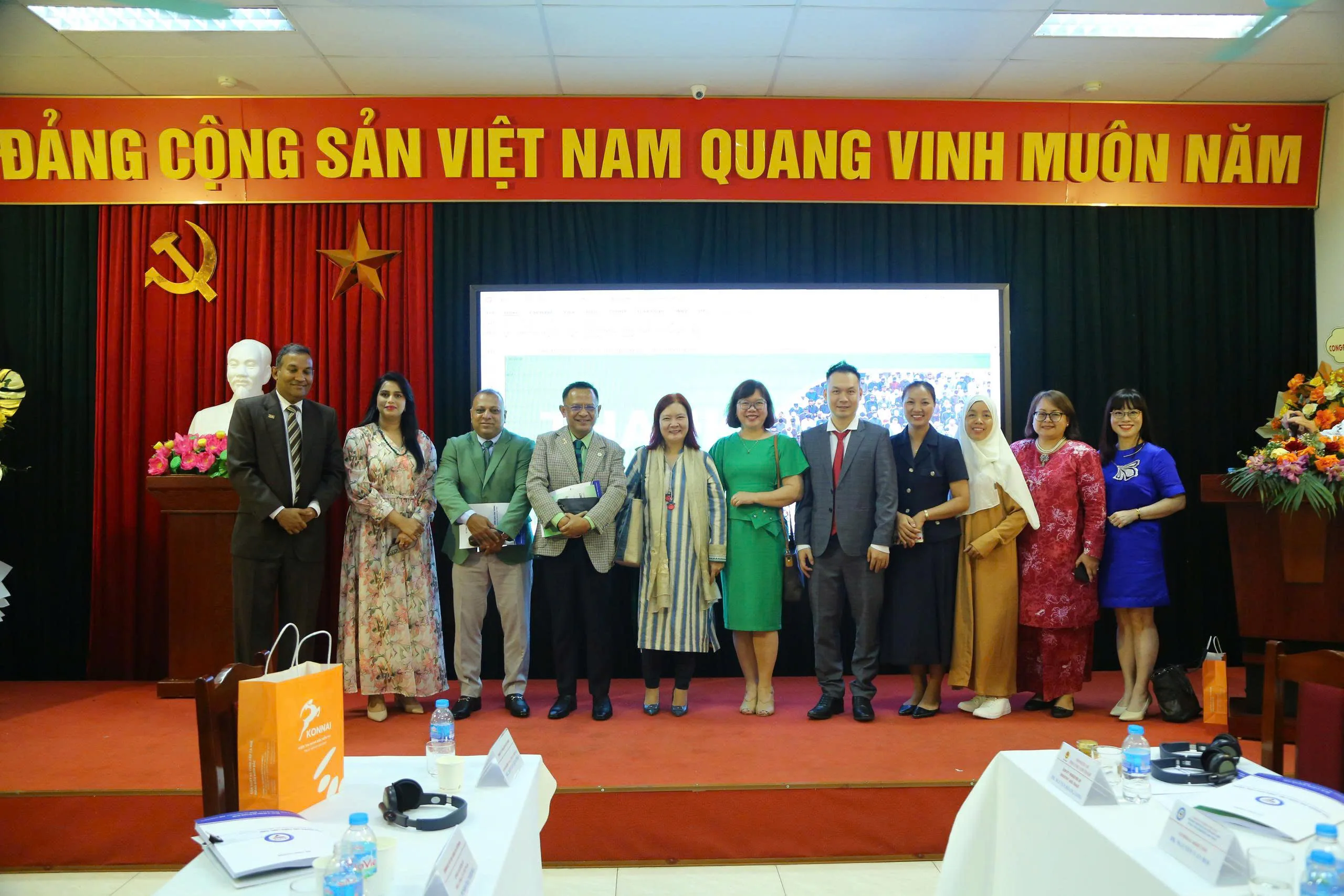 Đại biểu chụp ảnh lưu niệm tại hội thảo Halal