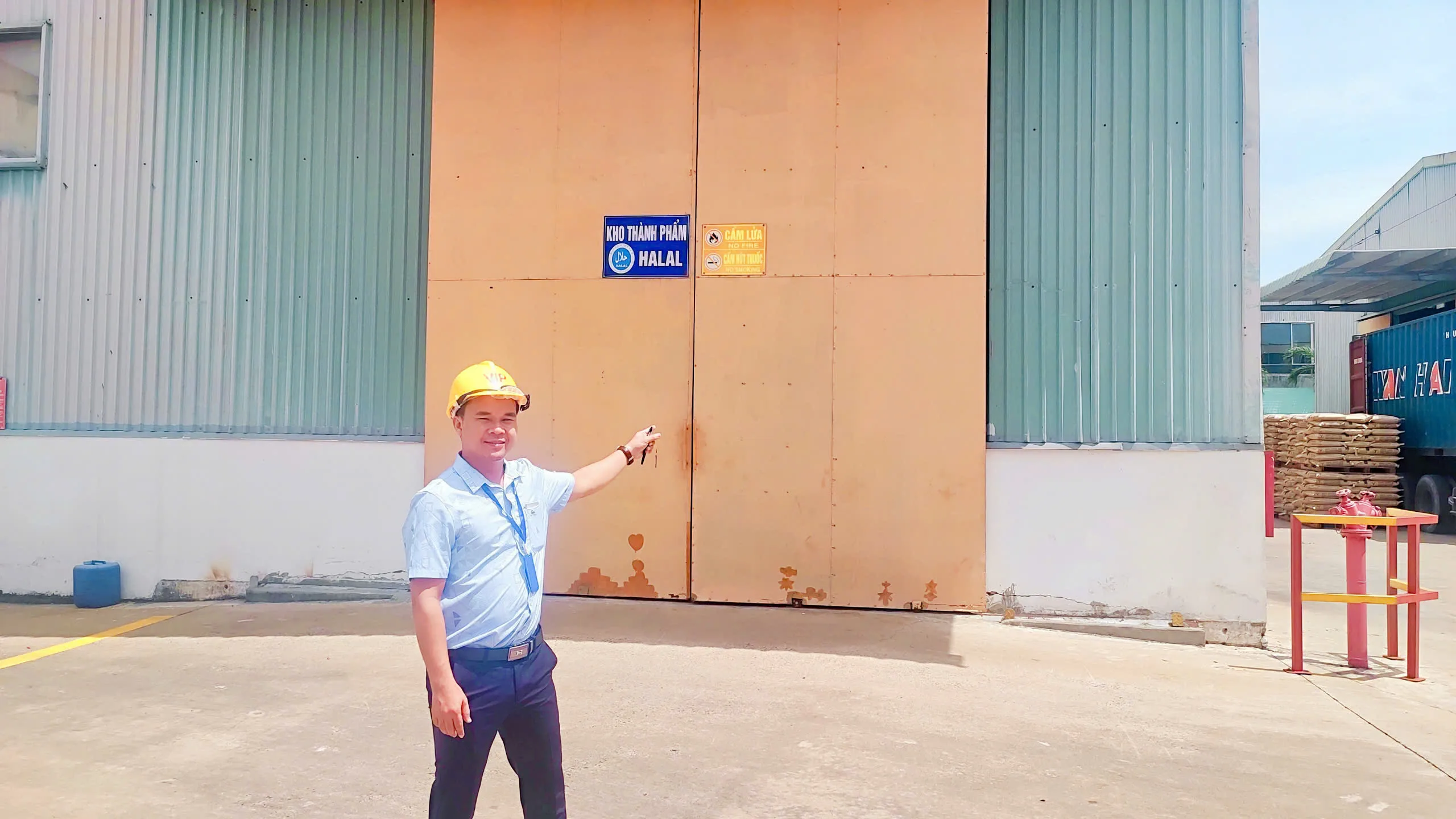 Kho thành phẩm Halal được phân tách riêng trong nhà máy — logistics Halal-compliant