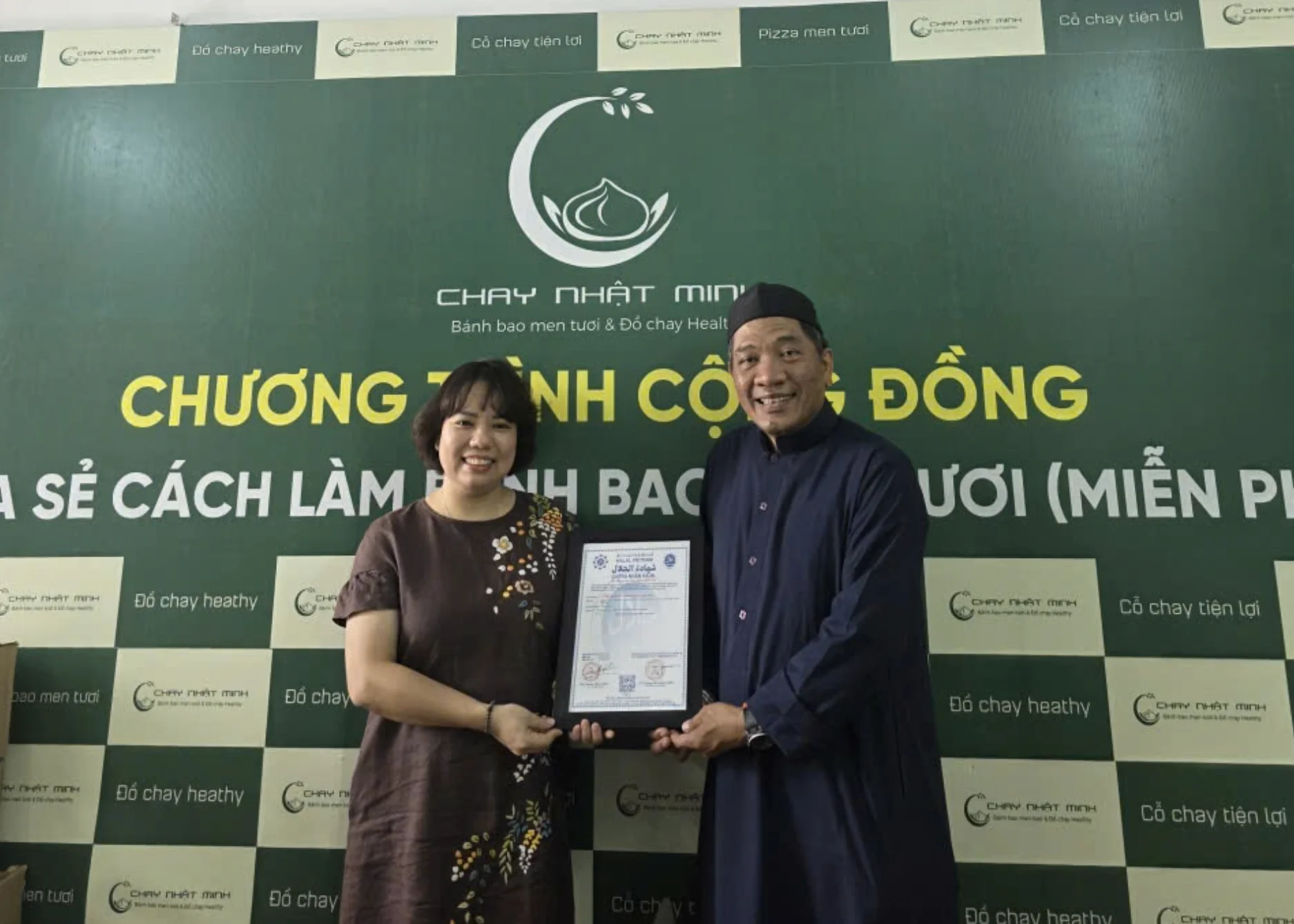Trao chứng nhận Halal cho cơ sở thực phẩm dinh dưỡng Chay Nhất Minh