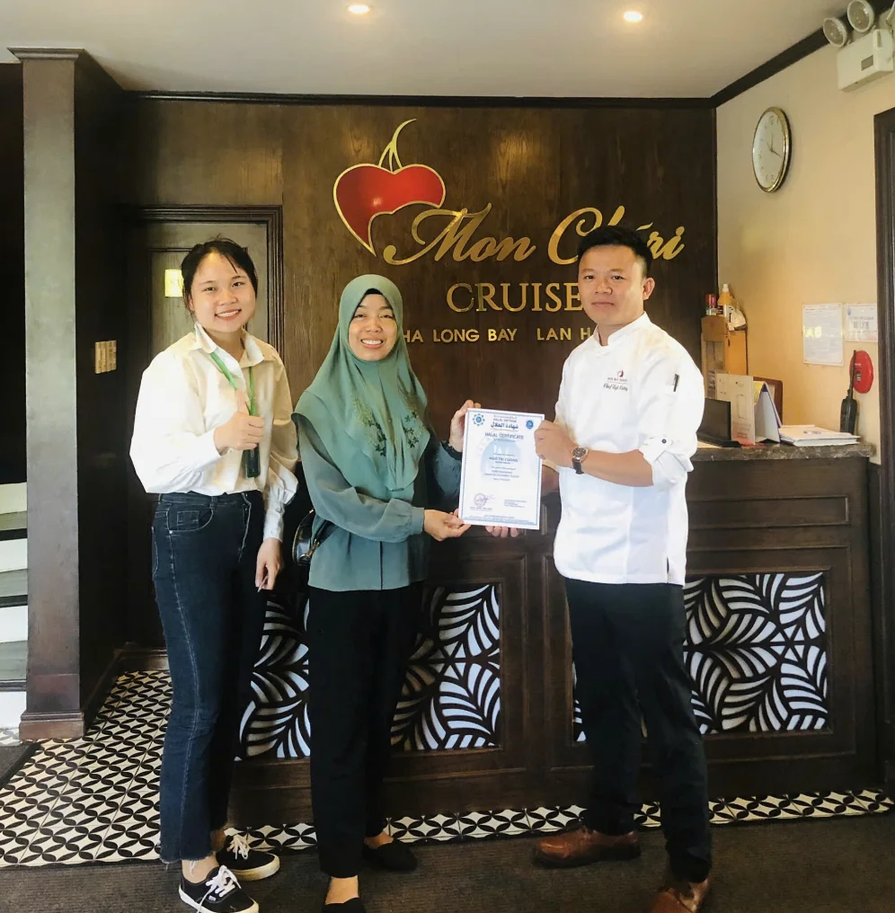 Trao chứng nhận Halal cho du thuyền Mon Chéri tại Hạ Long