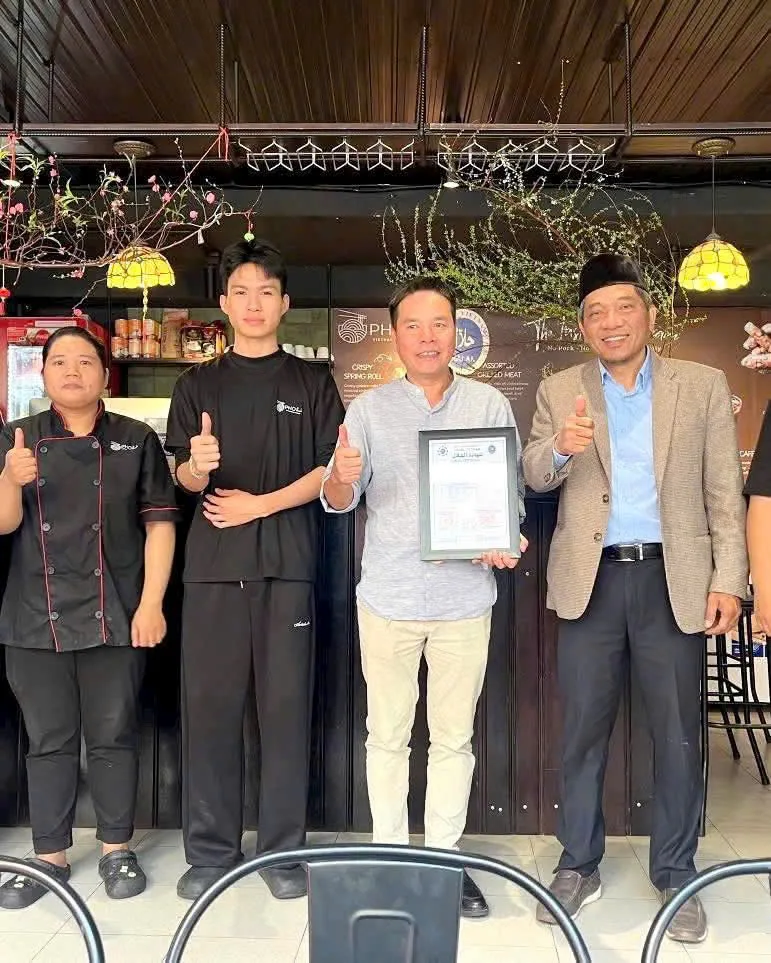 Trao chứng nhận Halal cho nhà hàng phở